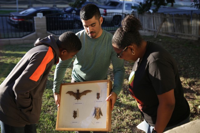 Miguel Ordeñana shows bats to the Robateau&#039;s